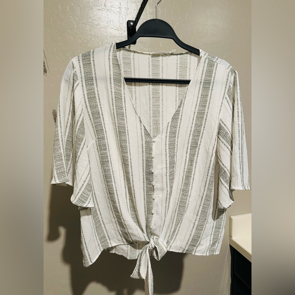 Lush Brand, women’s medium, cropped front tie blouse